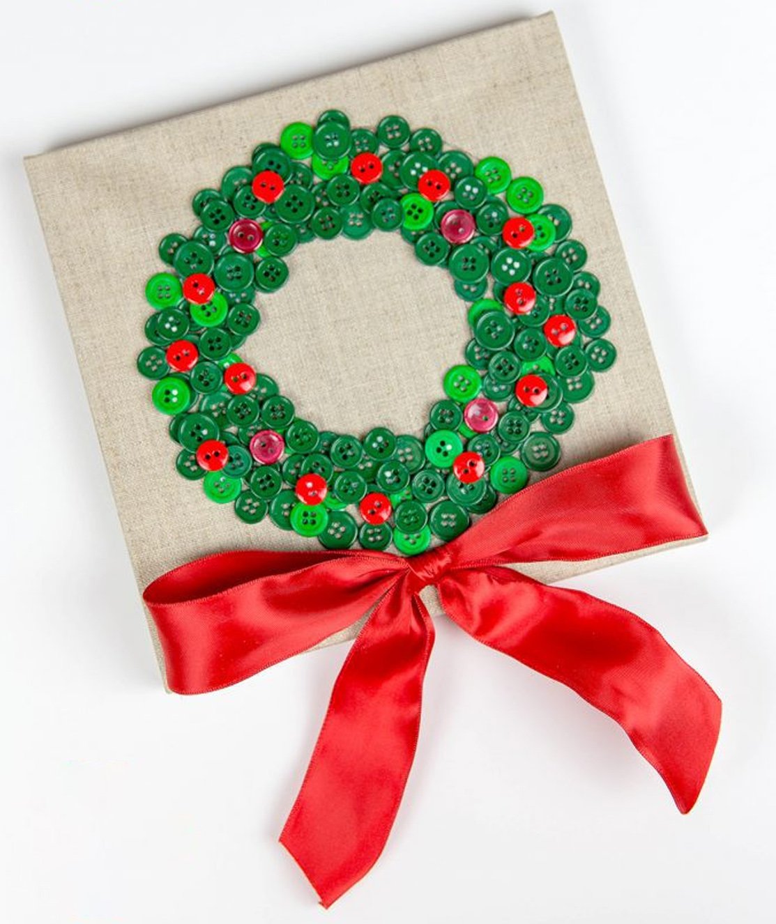 A christmas button wreath made at home.